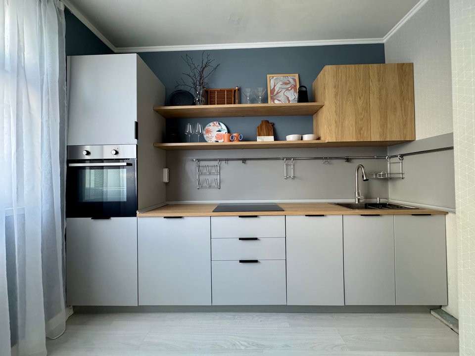 Кухня с белыми фасадами и открытыми полками