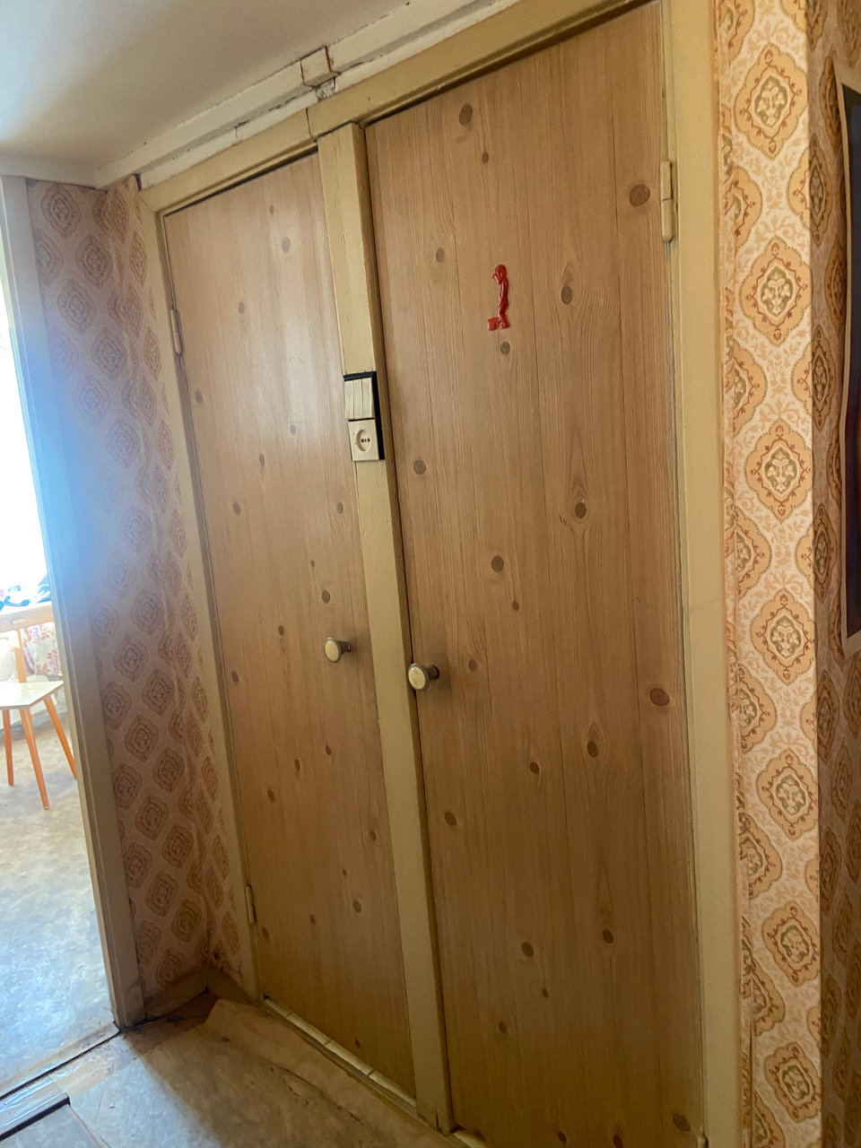 Встроенный деревянный шкаф в коридоре до работ